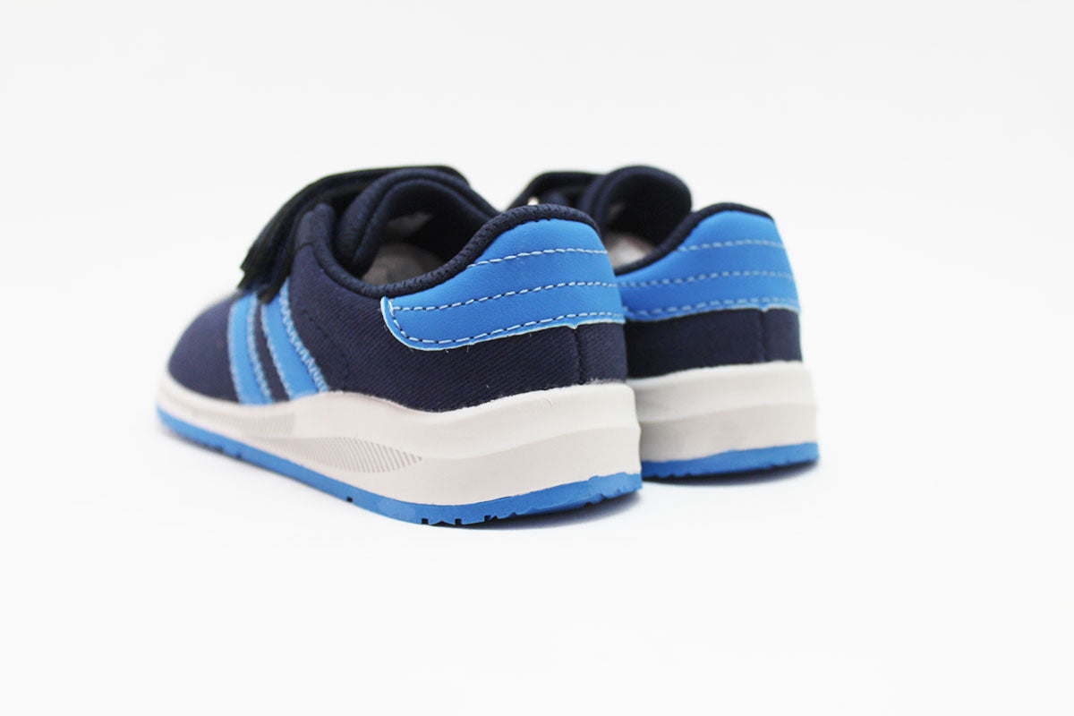 Parte traseira de um par de sapatilhas BabyFree barefoot azuis, mostrando o calcanhar e a sola branca e azul.
