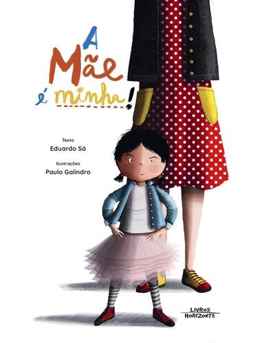Ilustração do livro "A Mãe é Minha!", mostrando uma menina com um vestido de tule rosa e sua mãe com um vestido vermelho de bolinhas, transmitindo carinho e afeto.