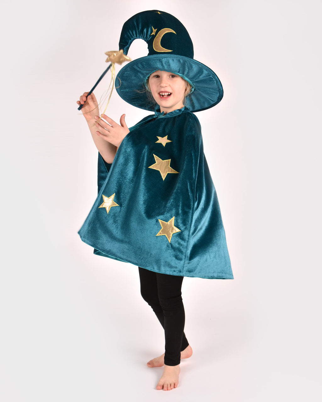 Gorro de mago em veludo azul-petróleo com estrelas e varinha dourada da Den Goda Fen, disfarce para criança