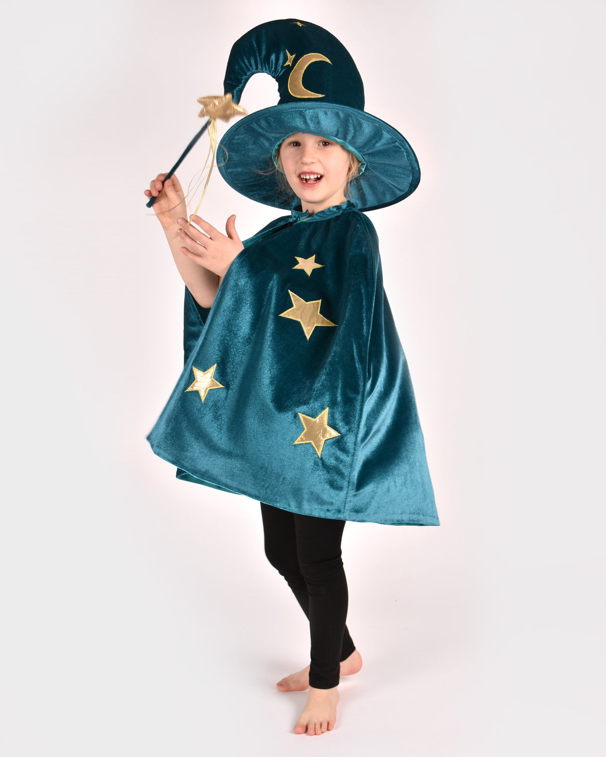 Gorro de mago em veludo azul-petróleo com estrelas e varinha dourada da Den Goda Fen, disfarce para criança