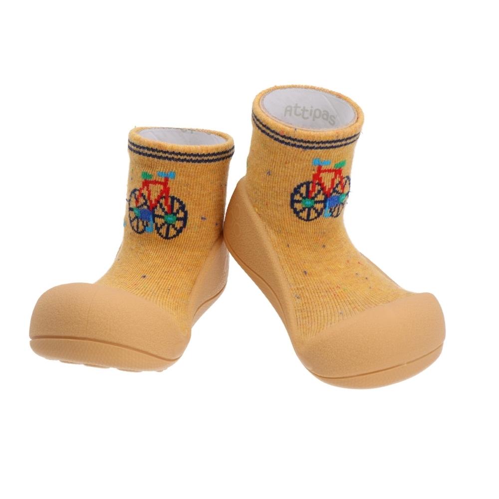 Par de sapatos Attipas BICYCLE YELLOW em amarelo com design de bicicleta, mostrando a sola flexível e o logótipo Attipas na parte superior.