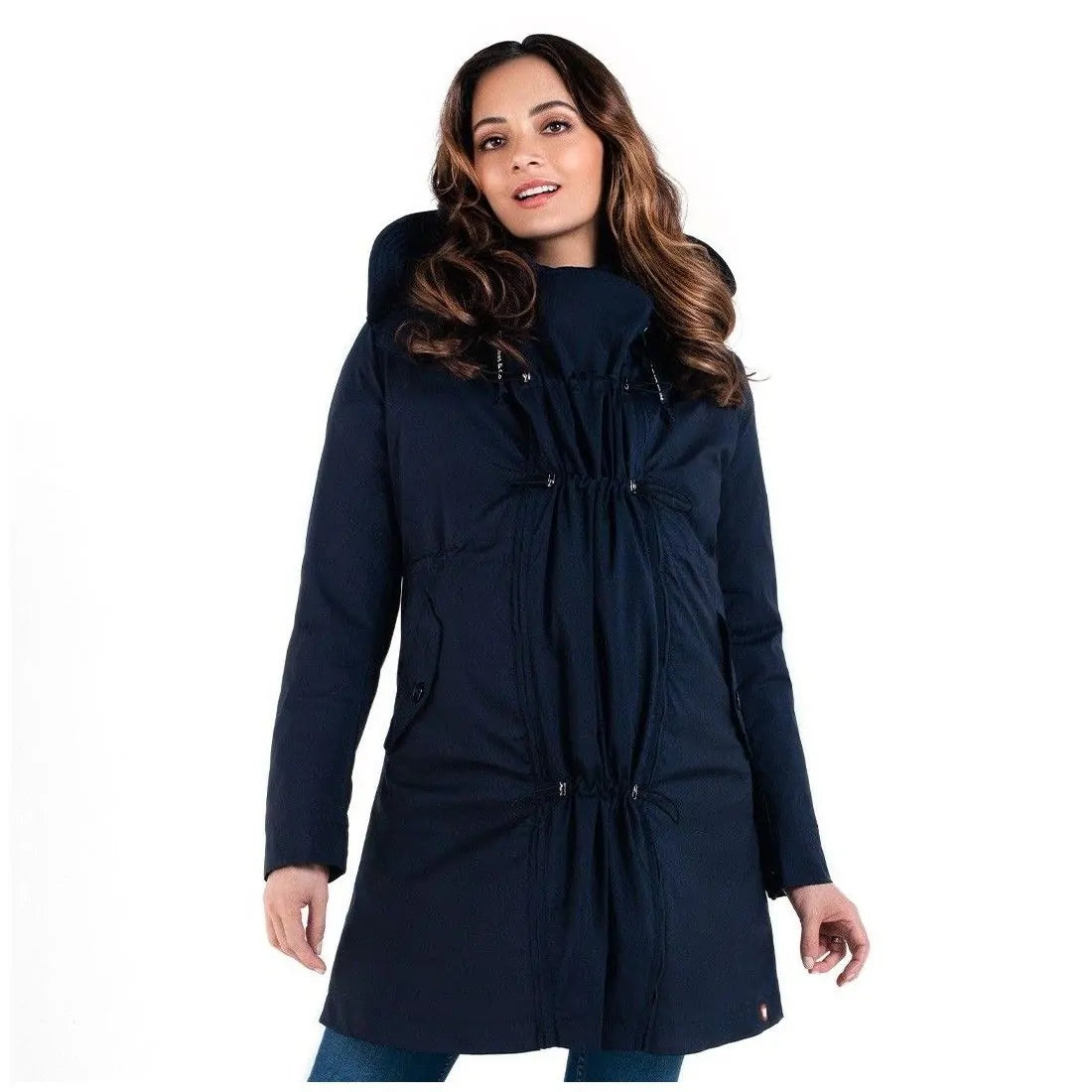 Mulher sorridente a usar o casaco Wombat Kowari Marinho com o insertável de babywearing à frente, mostrando o ajuste confortável e elegante.