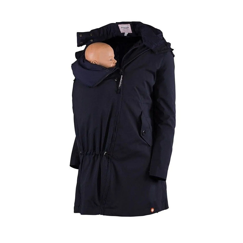 Casaco Wombat Kowari Marinho com um boneco bebé no insertável de babywearing à frente, destacando a funcionalidade e o conforto.