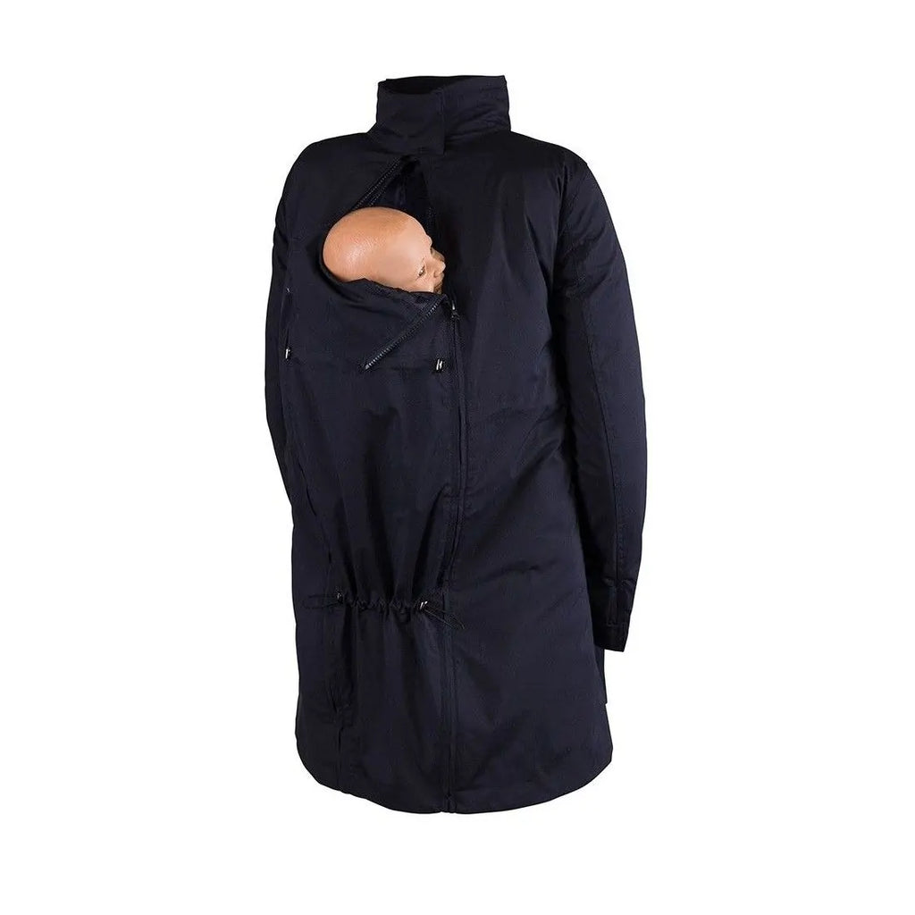 Casaco Wombat Kowari Marinho com um boneco bebé no insertável de babywearing às costas, mostrando o ajuste seguro e a capucha.