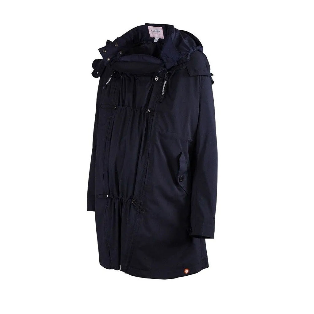 Casaco Wombat Kowari Marinho em perspetiva, mostrando o insertável para gravidez ou babywearing à frente, com pormenores dos cordões de ajuste.