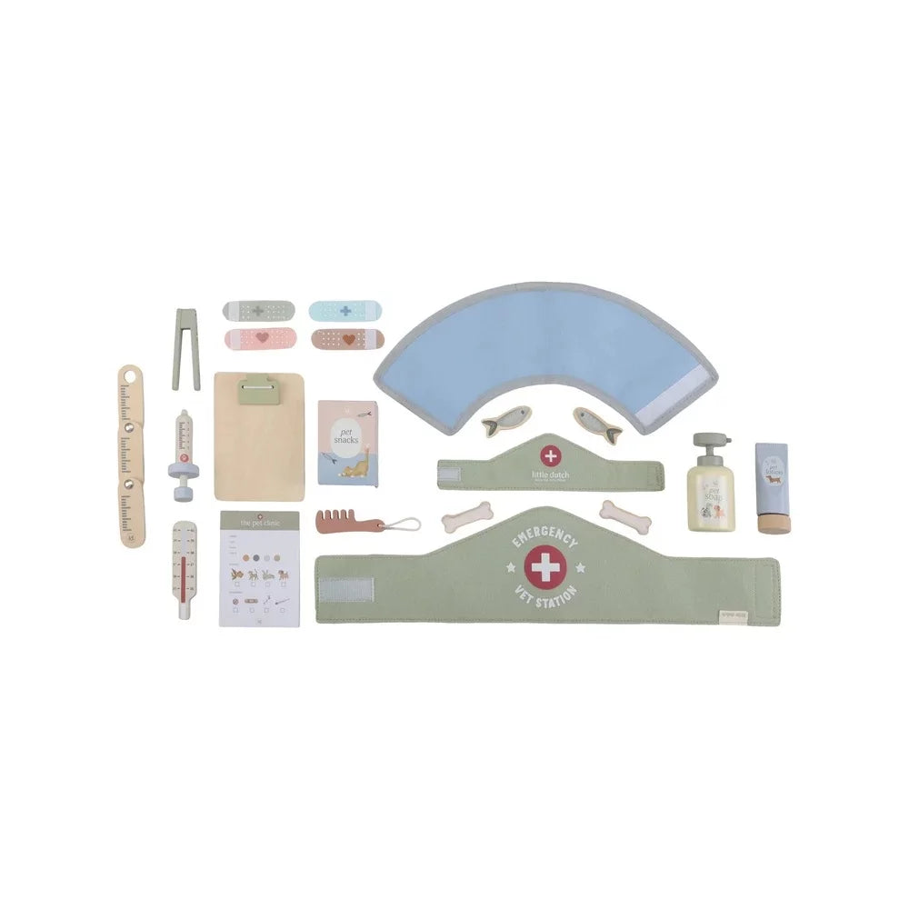Conjunto completo de acessórios da clínica veterinária Little Dutch, incluindo seringa, termómetro, colar isabelino, ligaduras e produtos de higiene em madeira.