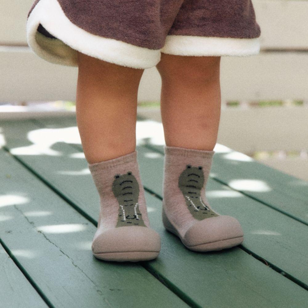 Attipas Crocodile Beige, calçado barefoot para bebé