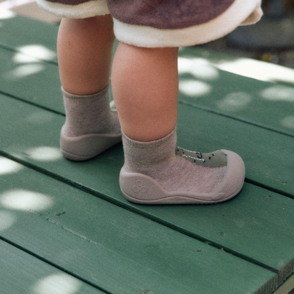 Attipas Crocodile Beige, calçado barefoot para bebé