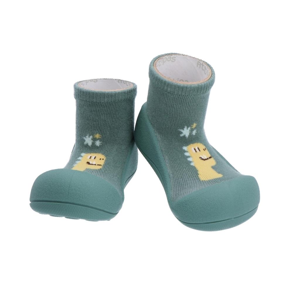 Par de sapatos Attipas DINO GREEN para bebé, com sola verde-água e parte superior verde escura com desenho de dinossauro amarelo, vistos de lado.