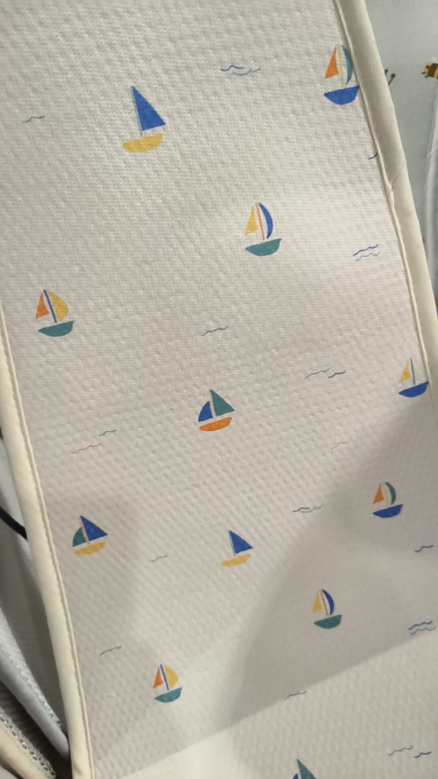 Close-up da textura da capa AirLayer 3D com padrão de barcos à vela, mostrando a estrutura do tecido respirável.