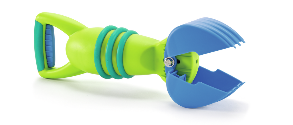 Agarrador de areia da marca Hape em tons de verde e azul, ideal para brincadeiras na praia.