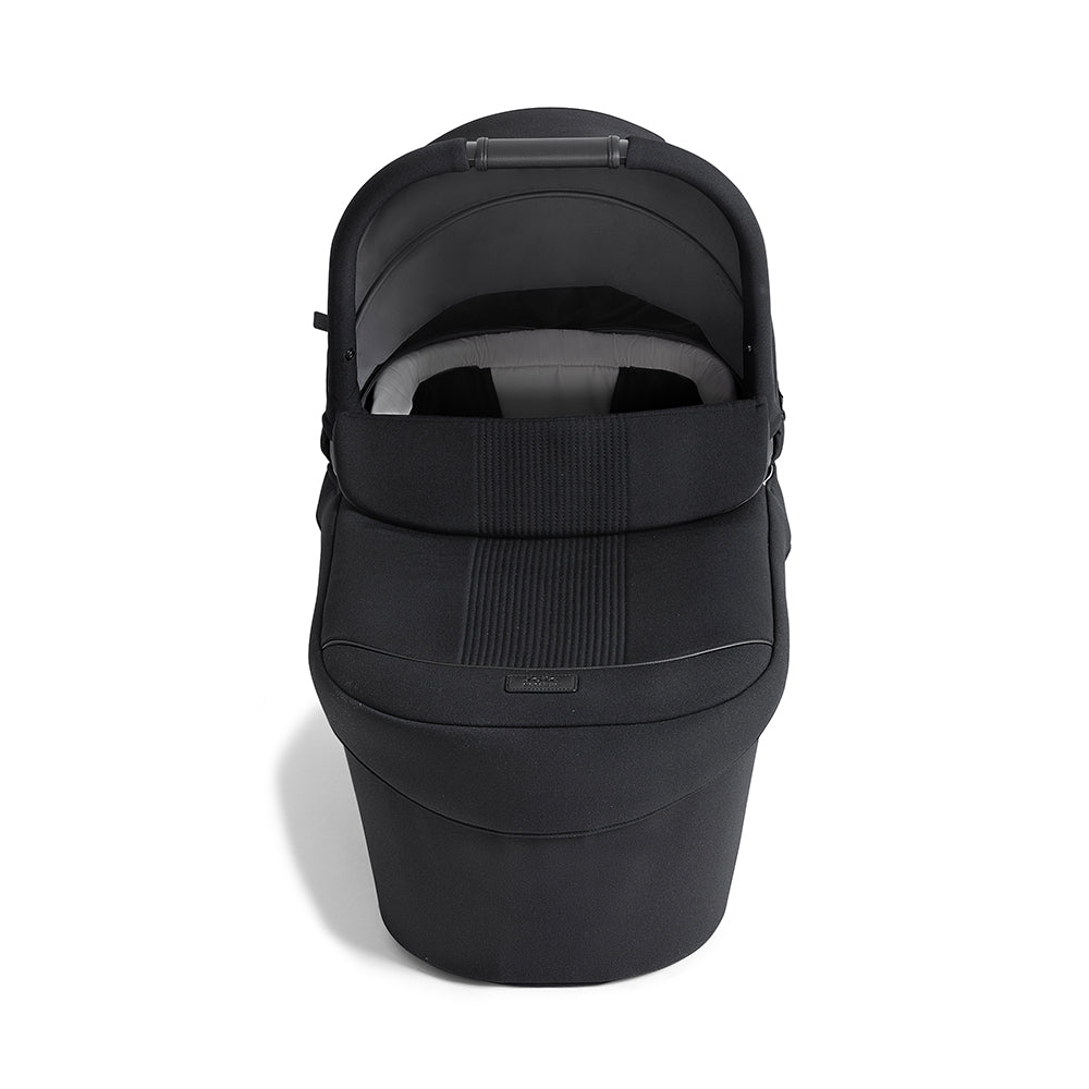 Alcofa Joie Ramble XL instalada num carrinho de passeio Joie (sistema de viagem), com capota totalmente estendida.