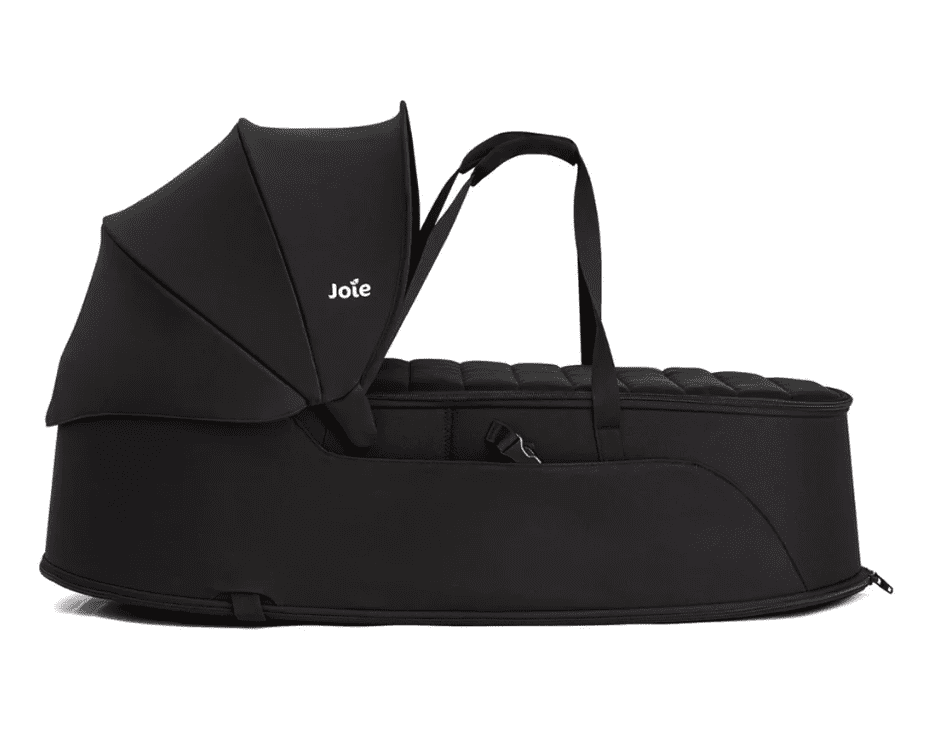 Alcofa macia Joie preta para carrinhos Aire Twin e Evalite Duo, vista lateral com alças de transporte.