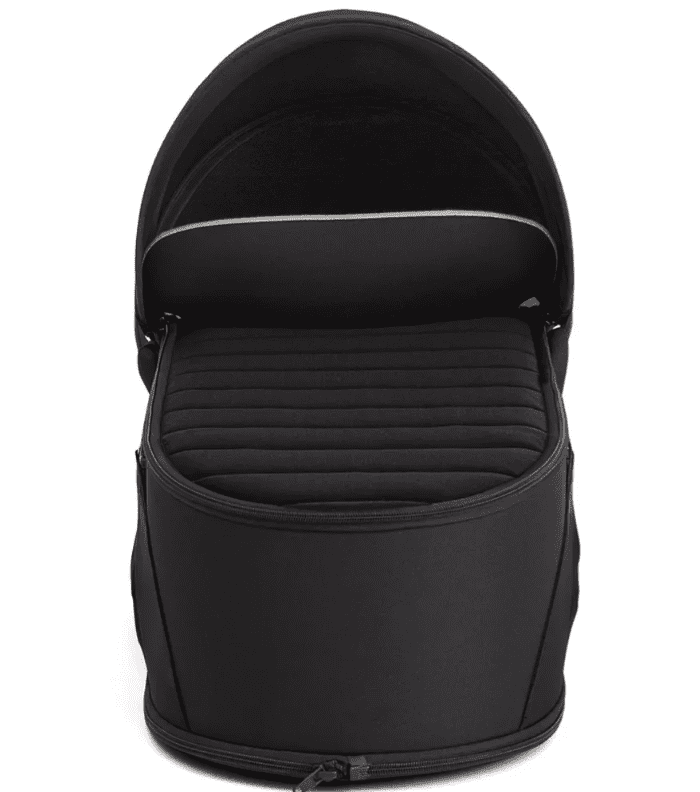 Alcofa macia Joie preta para carrinhos Aire Twin e Evalite Duo, vista frontal com capota aberta.