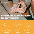 Ilustração passo a passo mostrando como dobrar o disco menstrual AllMatters (Passo 1), como usá-lo por até 12 horas (Passo 2) e como esvaziar e enxaguar (Passo 3).