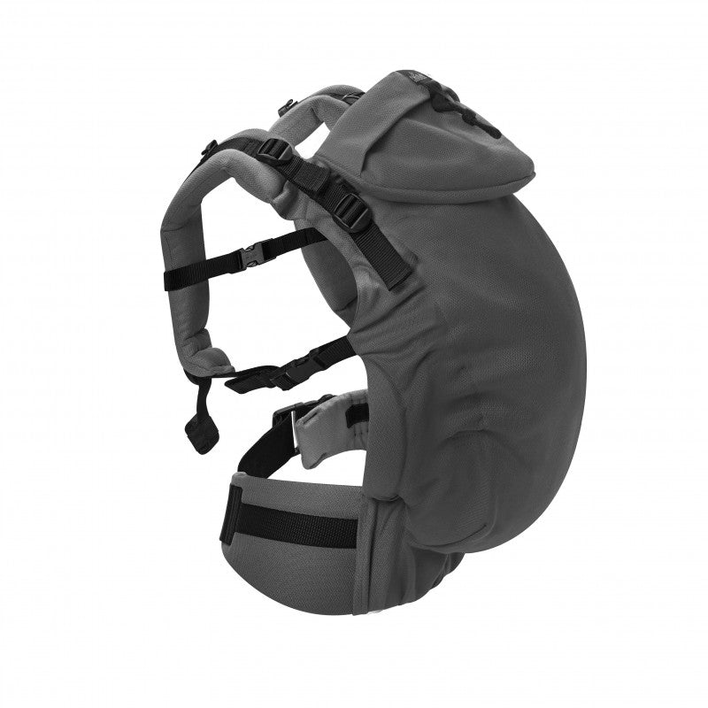 Porta-bebés ergonómico cinzento escuro, com alças ajustáveis e capuz, pronto para aluguer.