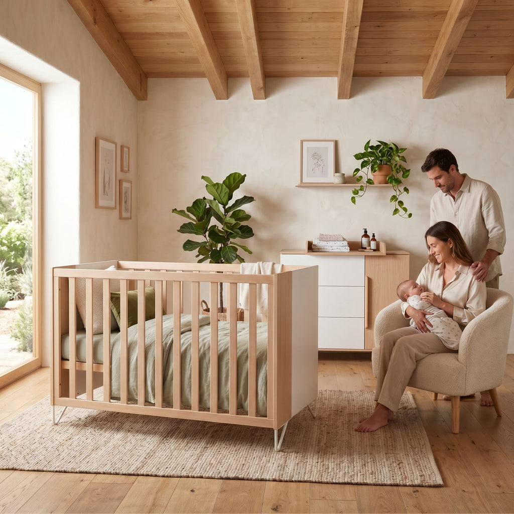 Micuna Amaia Berço 120x60 num quarto com teto de madeira, com os pais a cuidar do bebé junto ao berço.