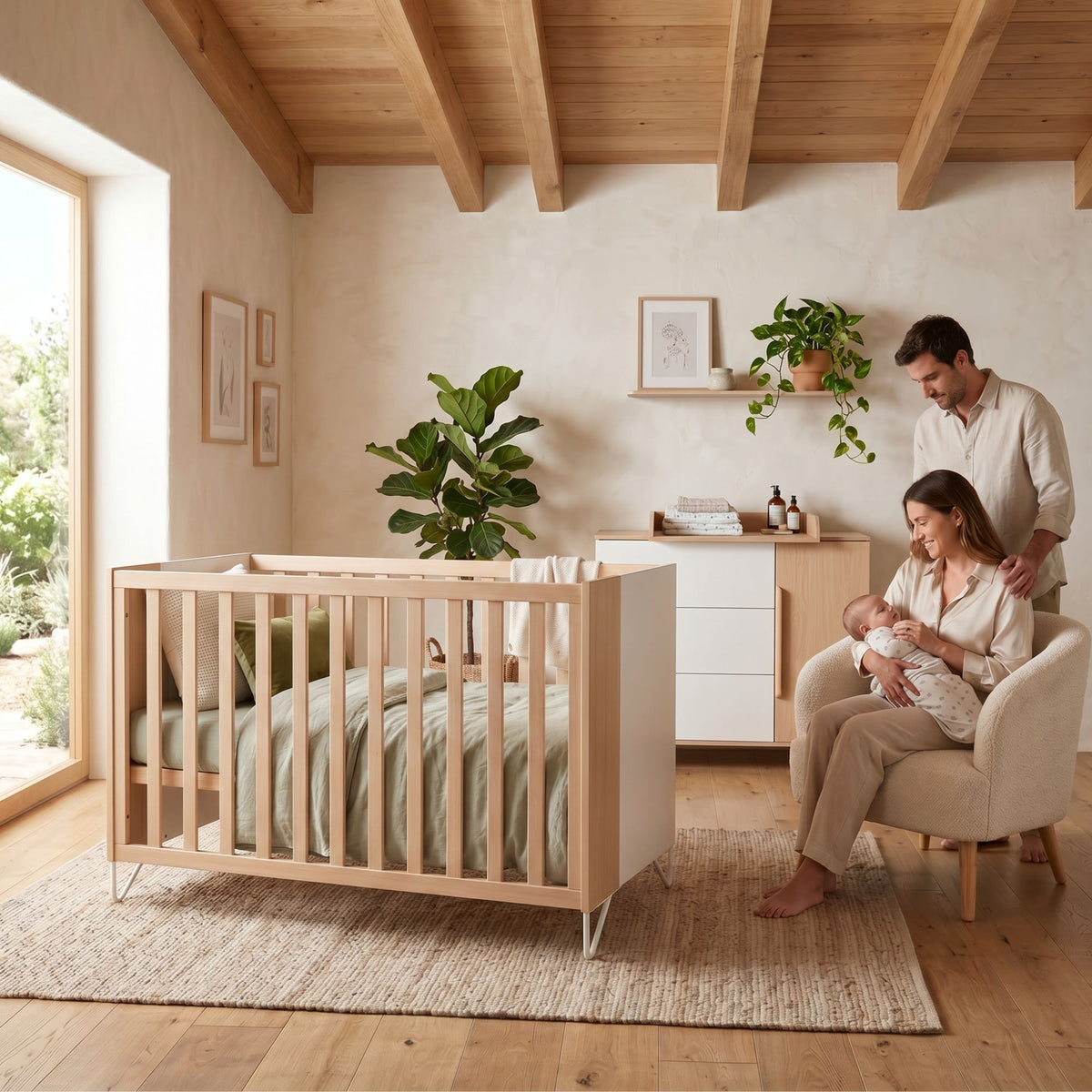 Micuna Amaia Berço 120x60 num quarto com teto de madeira, com os pais a cuidar do bebé junto ao berço.