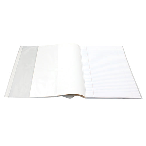 Caderno aberto dentro da bolsa de proteção em PVC, evidenciando as abas laterais que fixam e protegem a capa do caderno.