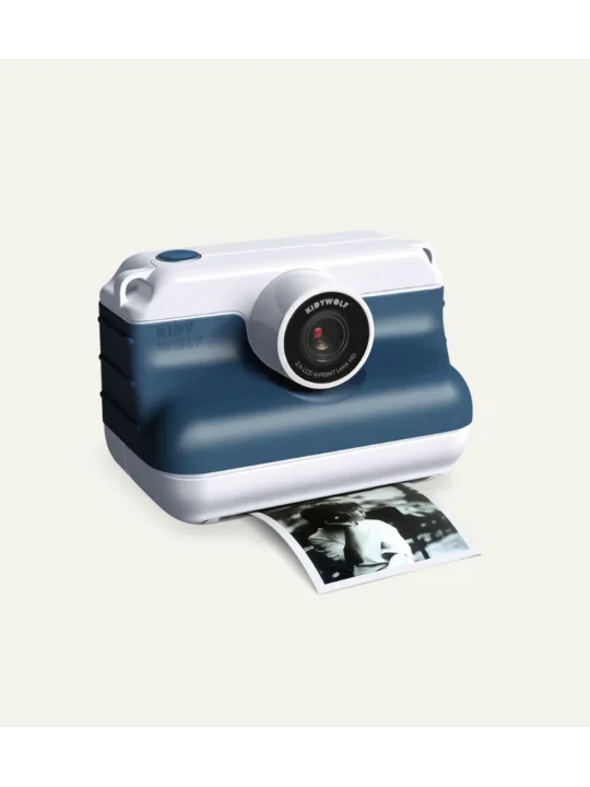 Máquina fotográfica KidyWolf K-PRINT em azul e branco, isolada num fundo claro, a imprimir uma fotografia em preto e branco.
