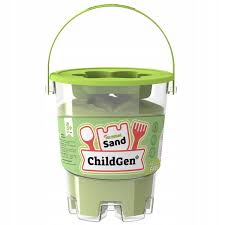 Balde transparente com tampa e pega verde-lima, contendo areia cinética verde da marca ChildGen, com utensílios de brincar visíveis no interior.