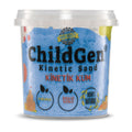 Recipiente de plástico transparente com areia cinética azul da marca ChildGen, destacando os atributos "100% Natural", "Não Seca" e "Textura Sedosa".