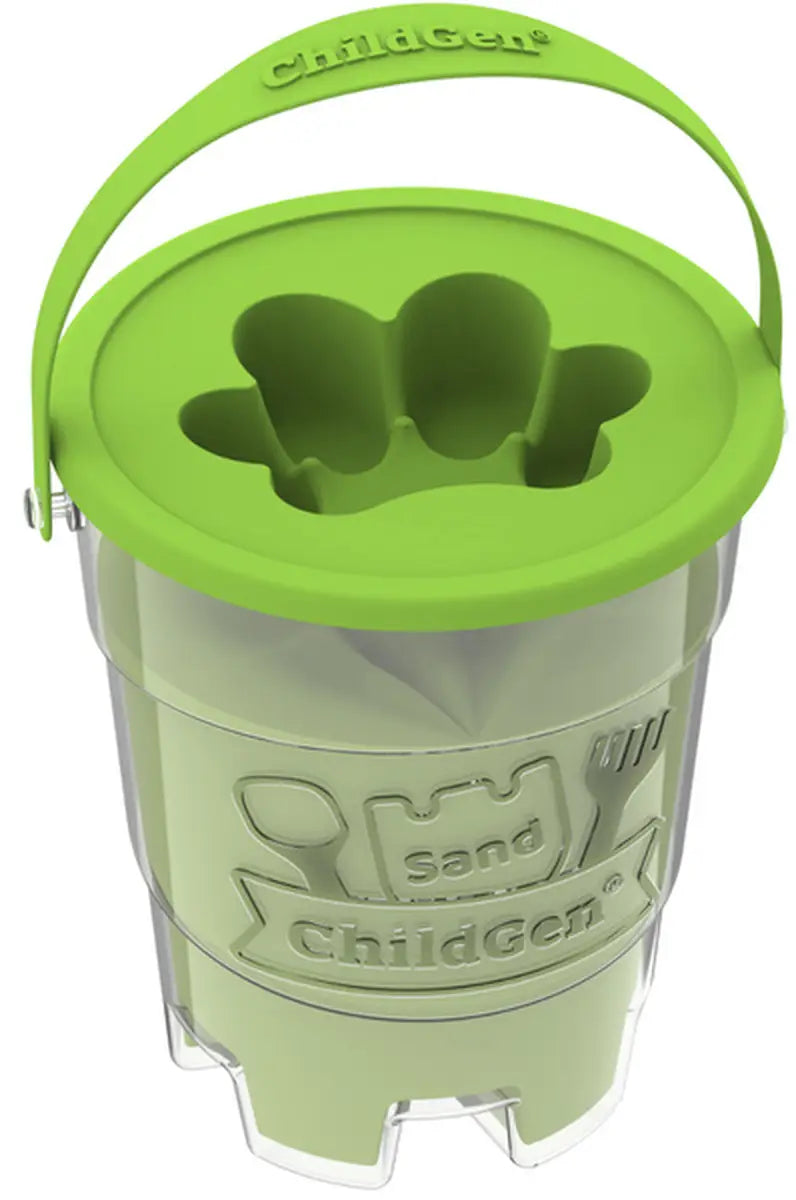 Detalhe do topo do balde de areia cinética ChildGen, exibindo a tampa verde com recortes em forma de pata ou flor e a pega ergonómica.