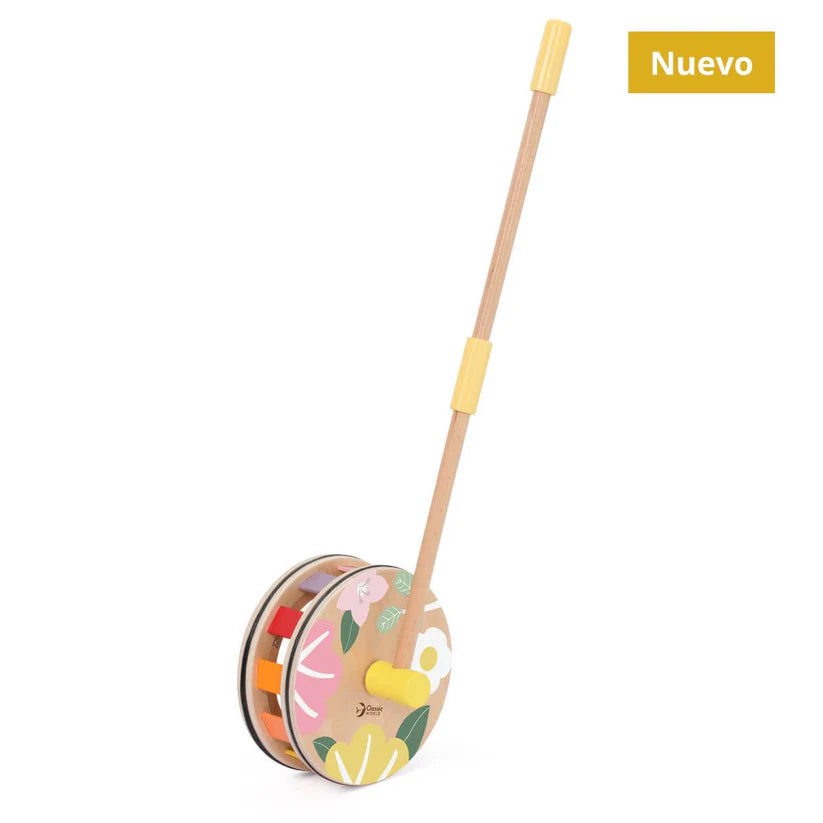 Vista completa do brinquedo de empurrar Classic World Rolo Arco Íris, com a sua roda colorida e a longa pega de madeira.