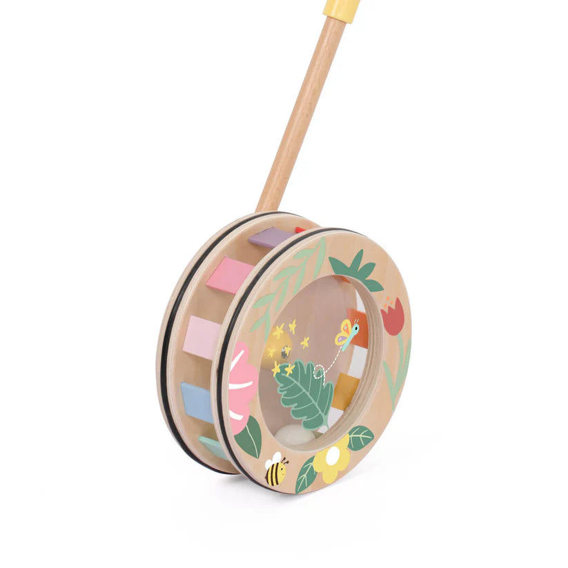 Primeiro plano da roda do Rolo Arco Íris Classic World, destacando as ilustrações de natureza e as esferas de madeira no interior.