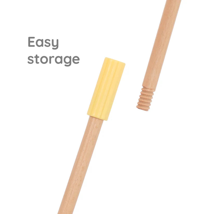 Detalhe da pega desmontável do Rolo Arco Íris Classic World, mostrando a rosca de madeira para uma arrumação fácil.