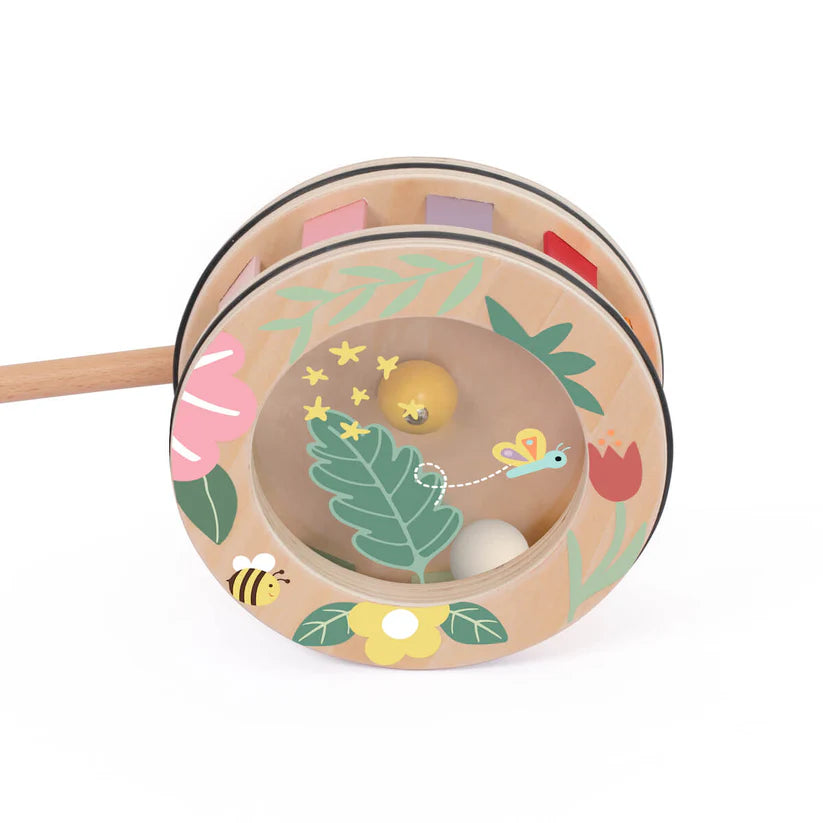 Detalhe do interior da roda do brinquedo Classic World Rolo Arco Íris, com esferas de madeira e ilustrações de uma abelha e flores.