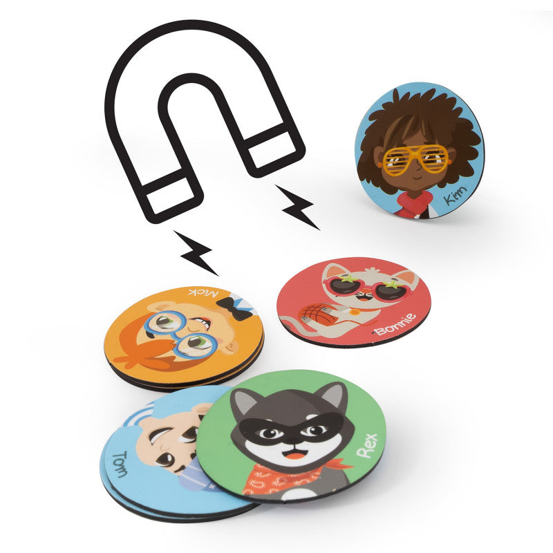 Demonstração dos ímanes redondos (personagens e animais) com um íman em forma de ferradura a ilustrar a atração magnética.