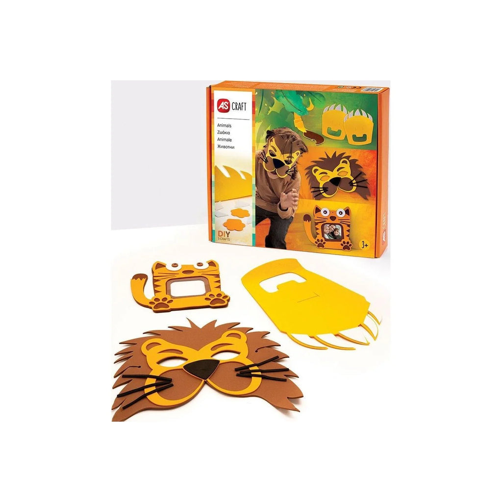 Peças do Kit de Artesanato AS (máscara de leão, porta-retratos de tigre, garras) em destaque com a embalagem do produto ao fundo.
