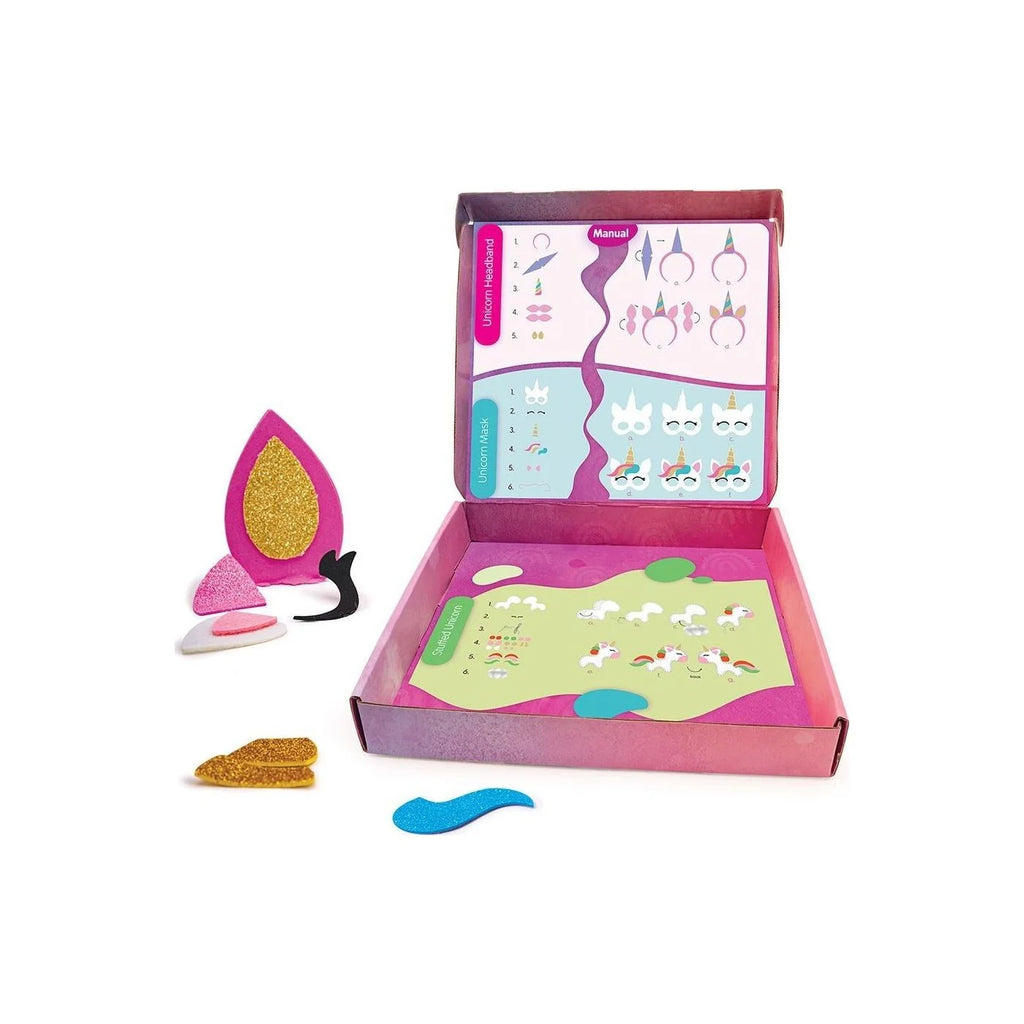 Conteúdo do kit de artesanato aberto, exibindo peças de feltro, guia de instruções ilustrado para tiara e máscara de unicórnio.