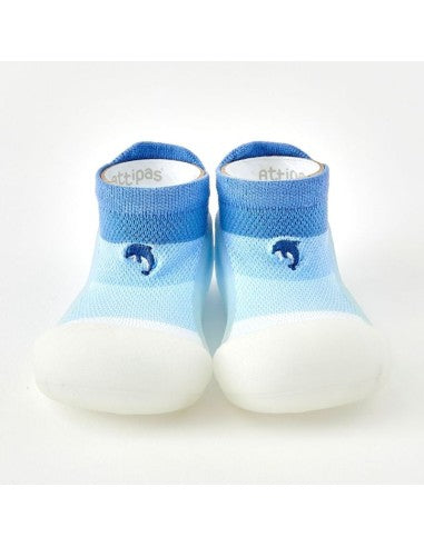 Par de calçado Attipas Aqua Dolphin Navy (azul degradé) visto de frente, com sola branca e emblema de golfinho bordado no peito do pé.
