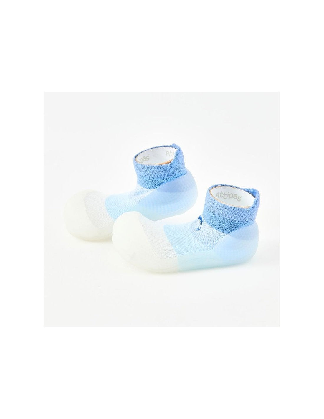 Par de sapatilhas Attipas Aqua Dolphin Navy (azul degradé) ligeiramente inclinadas, mostrando o design ergonómico e a sola antiderrapante sobre fundo branco.