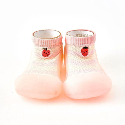 Par de Attipas AQUA Fruity Pink, sapatos-meia rosa com riscas e bordado de morango, vistos de frente.