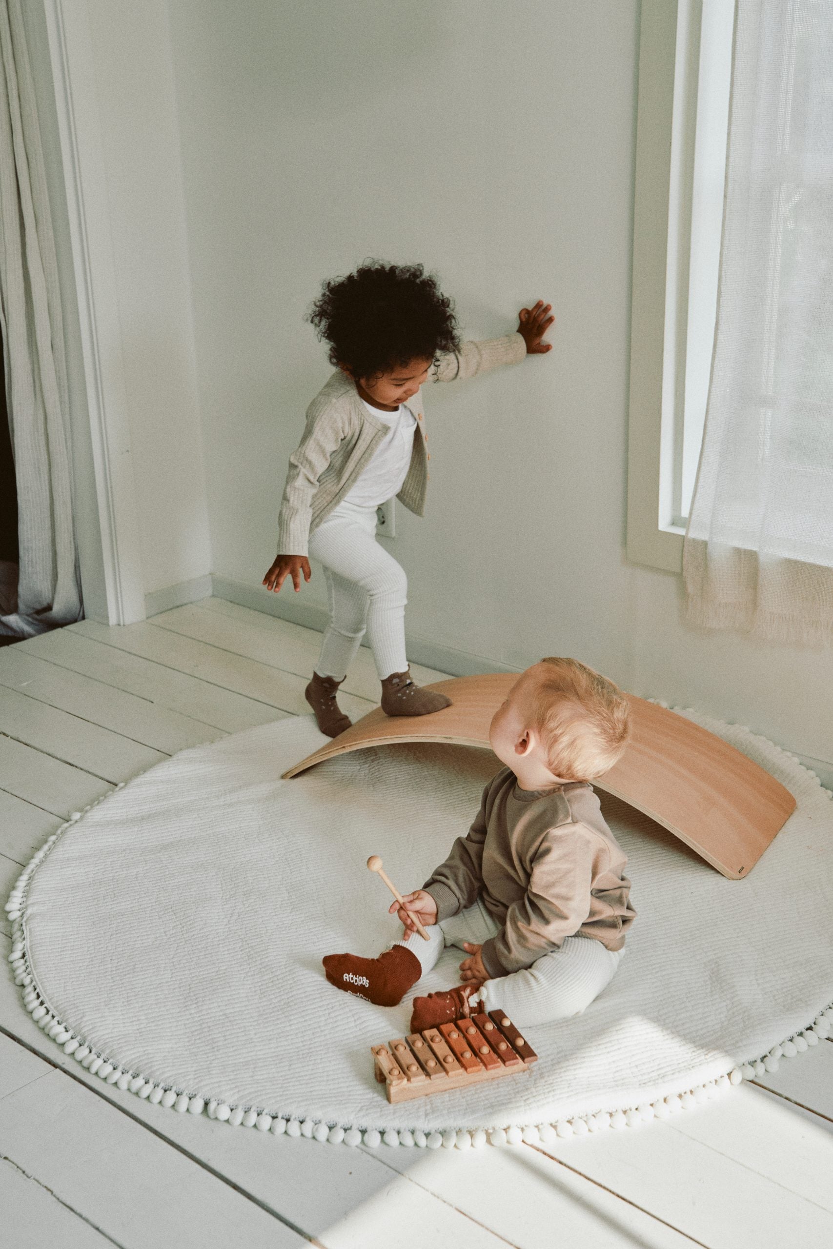 Pack de 2 pares de meias Attipas ATTISOCKS Tamanho L, exibindo padrões de animais coloridos (leão e dinossauro) em fundo branco.