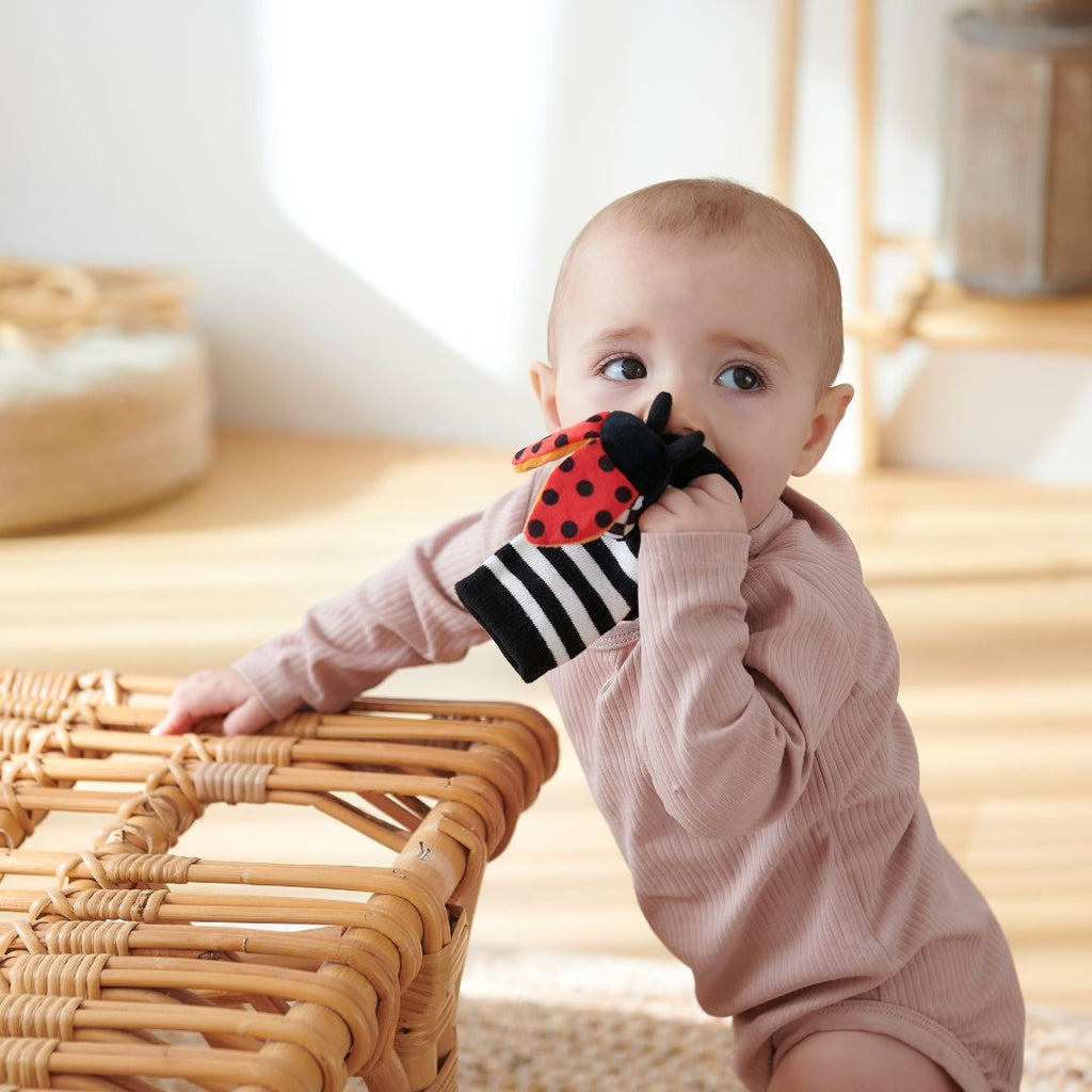 Detalhe das solas de borracha das meias Attipas ATTISOCKS, mostrando o padrão antiderrapante para segurança e estimulação.