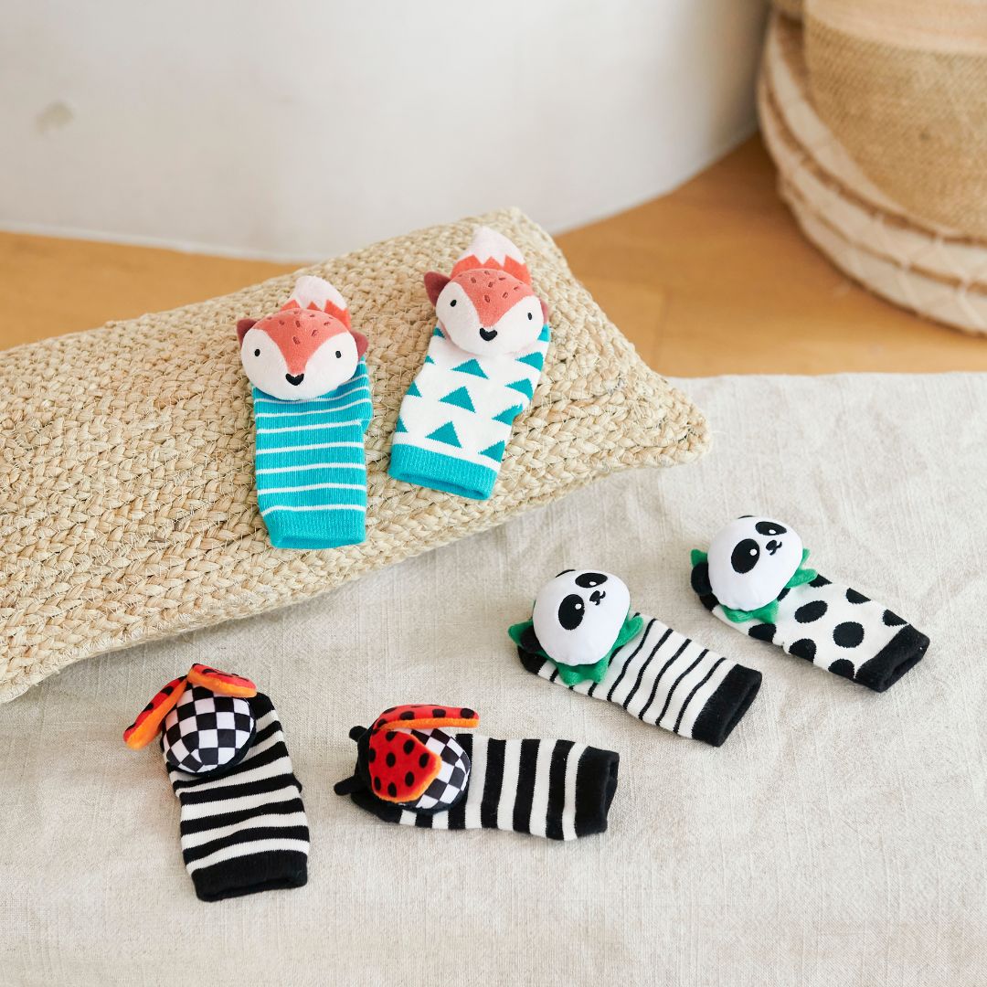 Close-up da textura macia do tecido das meias Attipas ATTISOCKS, indicando conforto para a pele sensível do bebé.