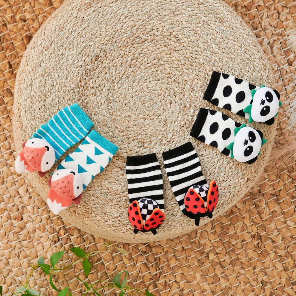 Detalhe das solas de silicone das meias Attipas ATTISOCKS, mostrando o padrão antiderrapante que promove a segurança ao gatinhar/andar.