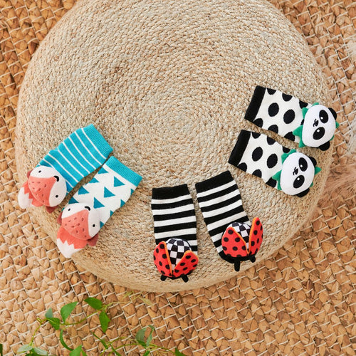 Detalhe das solas de silicone das meias Attipas ATTISOCKS, mostrando o padrão antiderrapante que promove a segurança ao gatinhar/andar.
