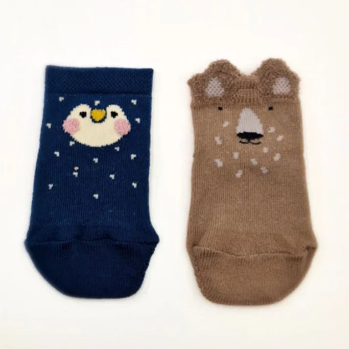 Detalhe da sola de silicone antiderrapante das meias Attipas ATTISOCKS, mostrando os pontos de tração para segurança em pisos lisos.