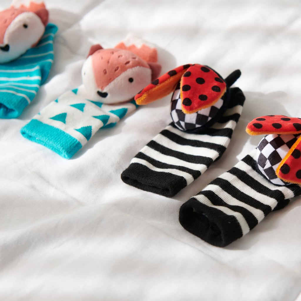 Conjunto de meias Attipas ATTISOCKS em várias cores vibrantes, destacando o design estimulante para bebés.