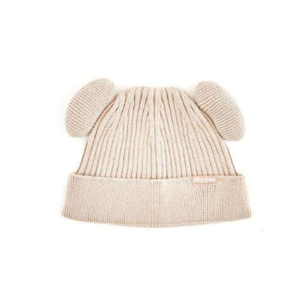 Gorro Attipas Baby Beanie Hat bege com orelhas, em malha canelada, com etiqueta Attipas visível na dobra frontal, isolado em fundo branco.