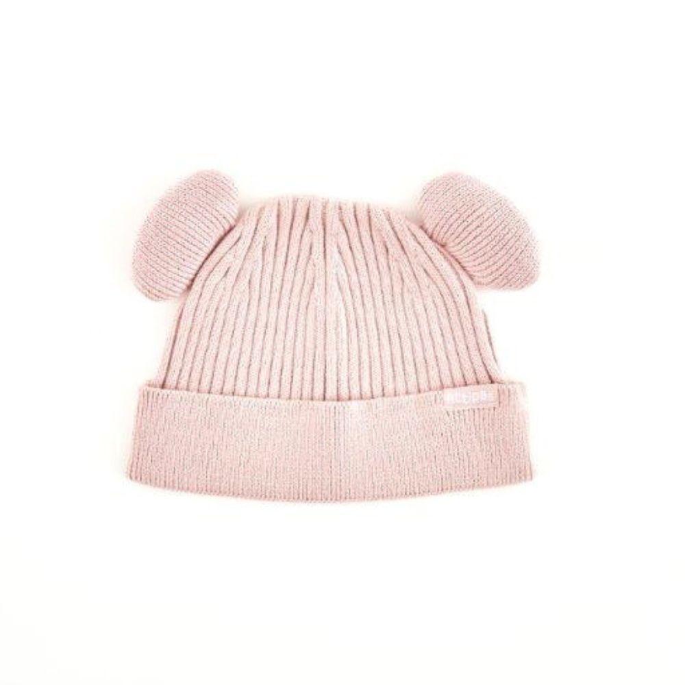 Gorro Attipas Baby Beanie Hat rosa claro com orelhas, em malha canelada, com etiqueta Attipas visível na dobra frontal, isolado em fundo branco.