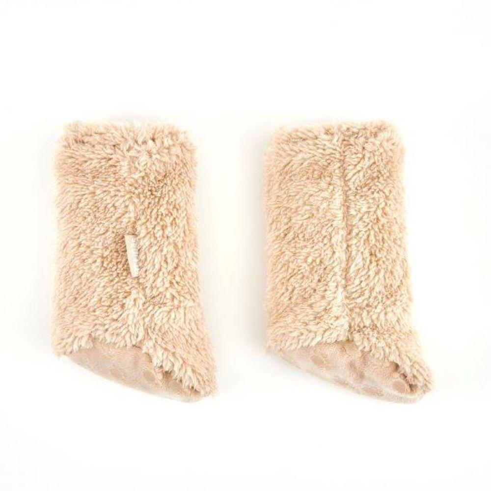 Par de aquecedores de pés Attipas altos, cor bege/castanho claro, com sola antiderrapante visível e etiqueta de marca.