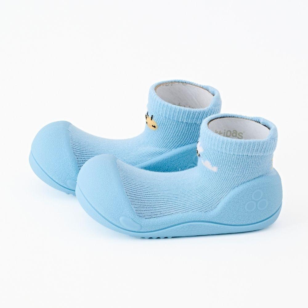 Calçado Attipas BAMBU Bee Blue azul claro, em ângulo lateral, destacando o design ergonómico e a sola flexível.