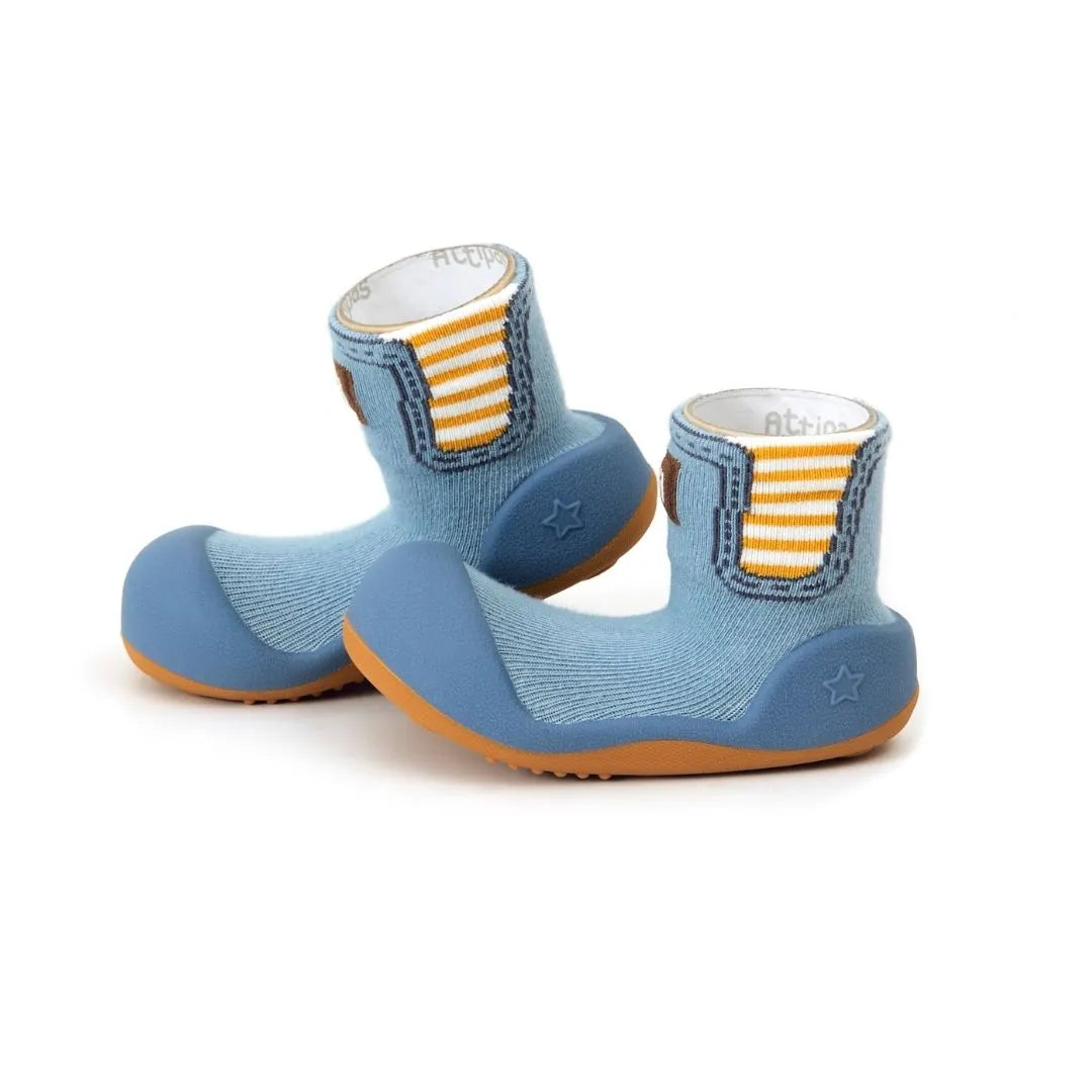 Attipas Boots Blue com detalhes em azul e laranja, calçado para bebés com solado antiderrapante e design ergonómico para promover o desenvolvimento natural.