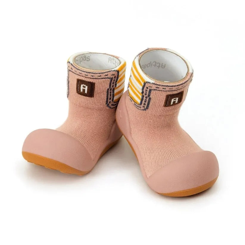 Par de Attipas Boots Pink, em tom rosa suave com detalhes bordados, sola antiderrapante e design flexível para máximo conforto nos primeiros passos.